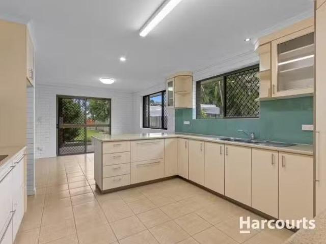 136 Truro Street, TORQUAY, QLD 4655 House for Rent