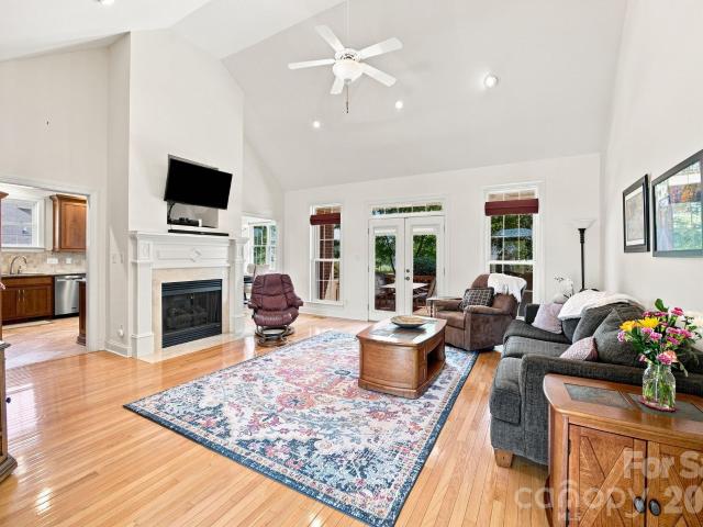 137 Fox Den Circle