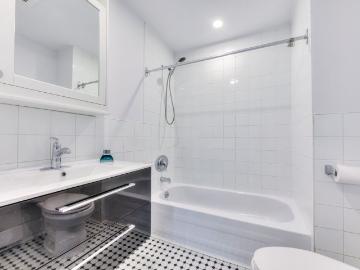 1385 Boul. René Lévesque E