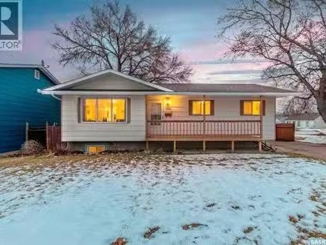 1386 Manitou Crescent, Moose Jaw, SK, S6H 7C5 house for sale.