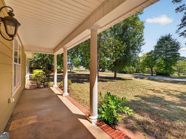 138 Lakeshore Circle NE