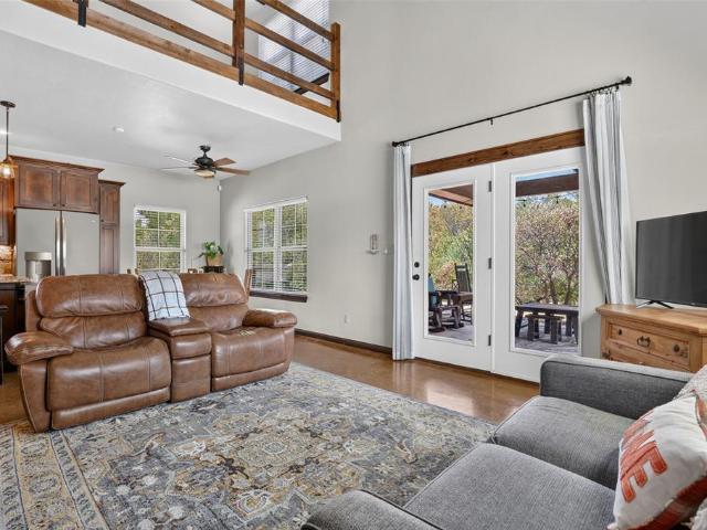 138 NW Tanyas Trail