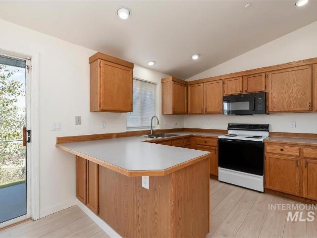 138 W Rockford St