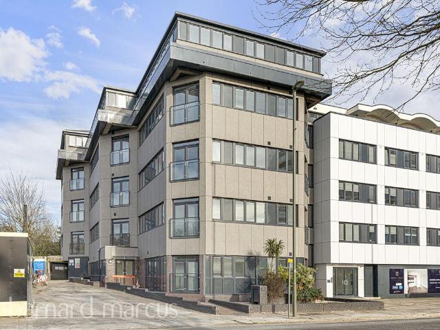 1394 1400 High road, London 2 bed apartment to rent £1,850 pcm £427 pw