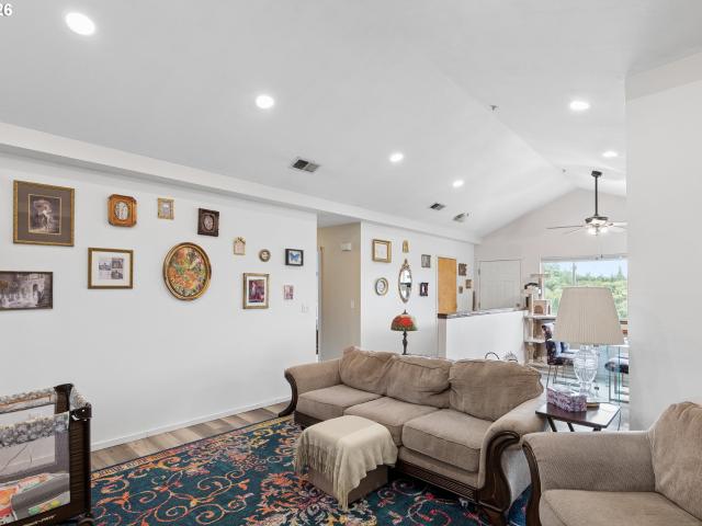 1396 se laurel ct