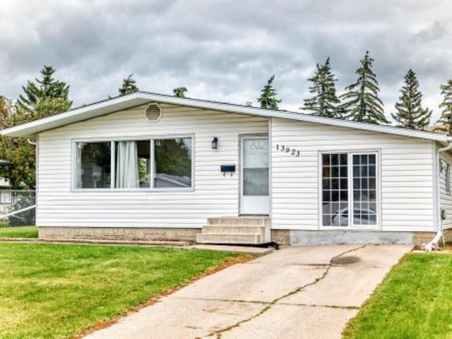 1392 Street Nw, Edmonton, AB, T5C 0L1 house for sale | Listing ID E4502 | Royal LePage