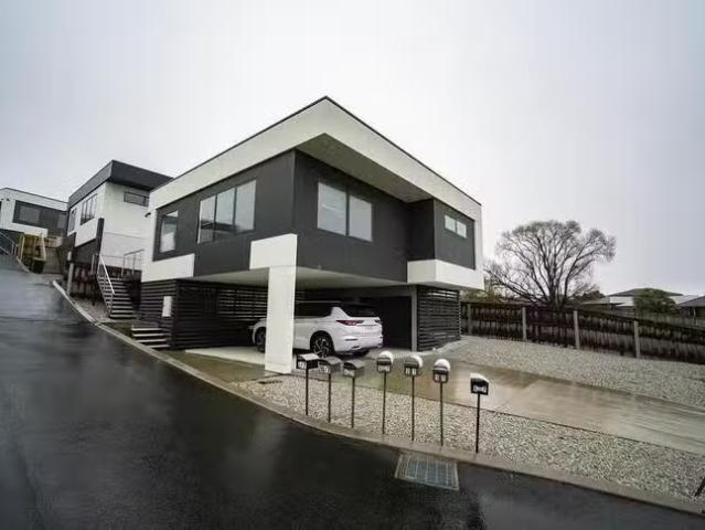 1/7 9 Malachi Court, Newnham, TAS 7248