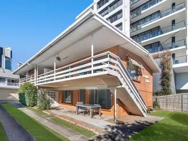 1/7 Weemala Street, Surfers Paradise, QLD 4217