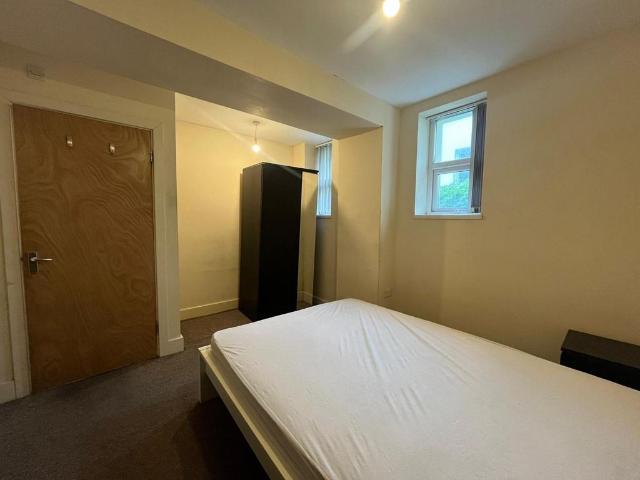 17 Woodland Terrace, Plymouth PL4 1 bed flat to rent £1,075 pcm £248 pw