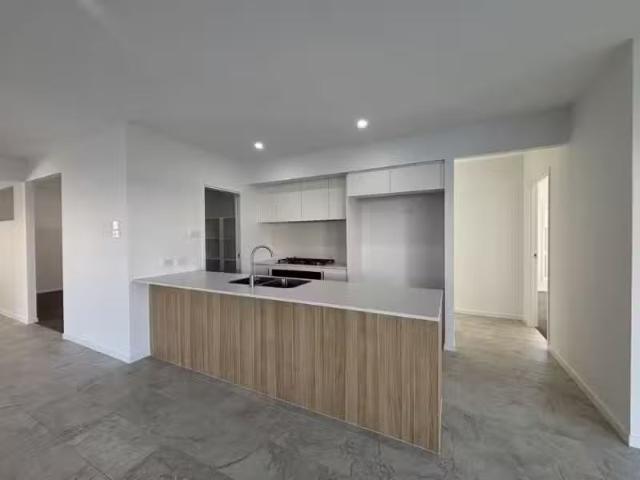 17 Basil Street, MOONEE BEACH House for rent Listed by Lisa F.