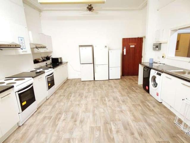 17 bed house for sale
