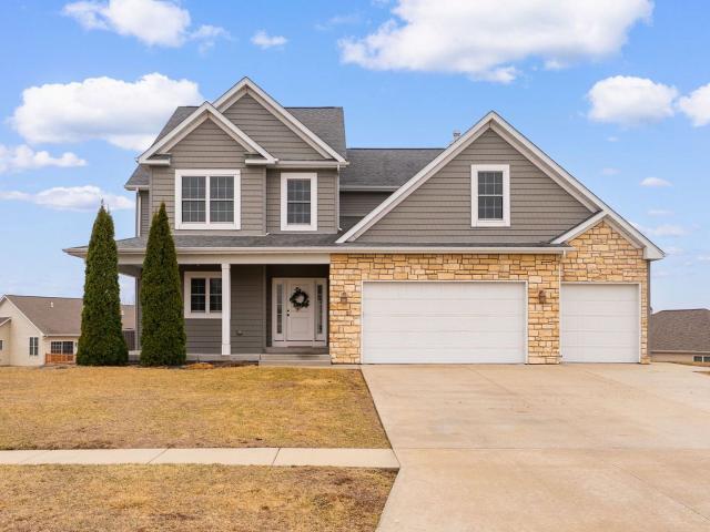 17 Blackstone Cir, Le Claire, IA
