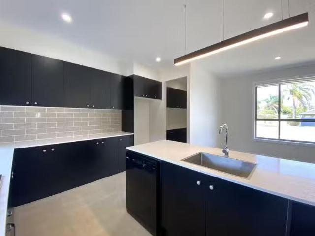 17 Collins Crescent, BENOWA, QLD 4217 House for Rent