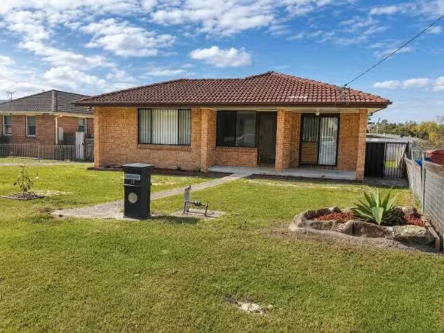 17 Echuca Cr, KOONAWARRA House for rent Listed by Lauren Cowa.
