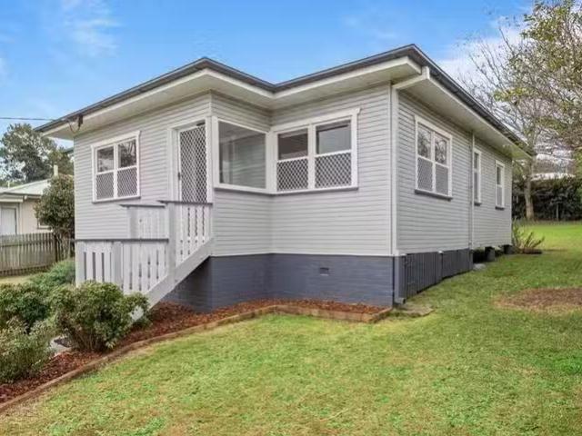 17 Geoffrey Street, Mount Lofty, QLD 4350