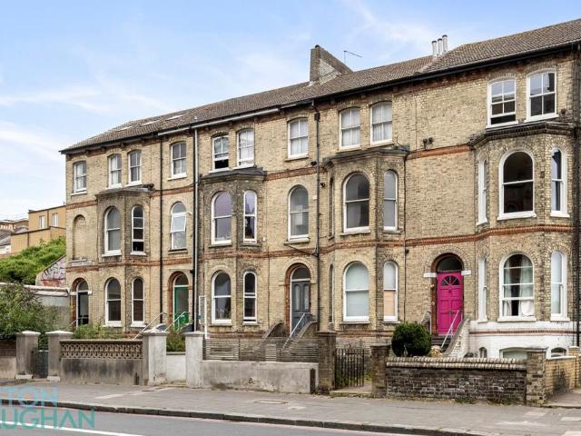 17 Gladstone Terrace, East Sussex BN2 2 bed apartment to rent £1,600 pcm £369 pw