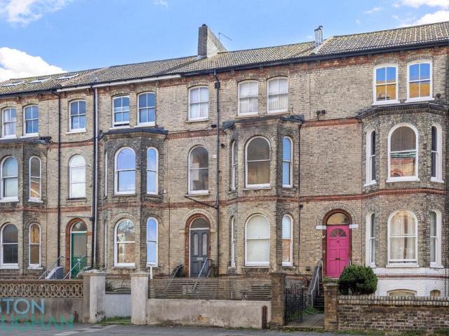 17 Gladstone Terrace, East Sussex BN2 2 bed apartment to rent £1,650 pcm £381 pw
