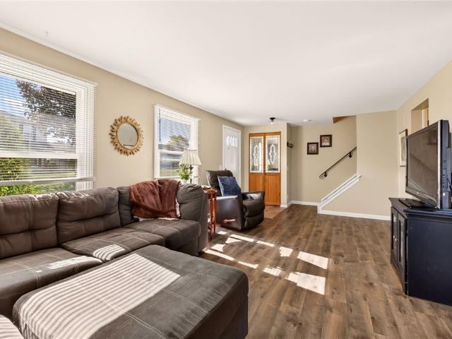 17 Huntsman Way