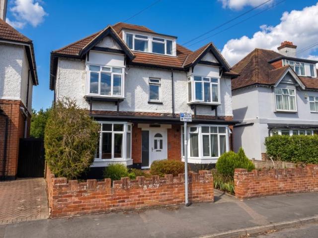 17 Kingsway, Woking 1 bedroomProperty for lettings Seymours