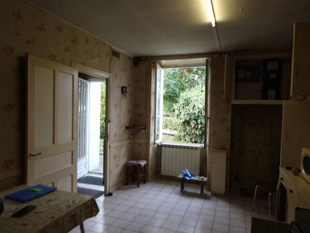 17 km de NIORT, À BRULAIN, MAISON À RÉNOVER AVEC DEPENDANCE