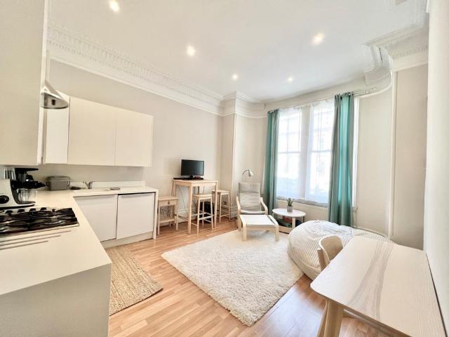 17 Lanhill Road, London W9 1 bed flat to rent £2,250 pcm £519 pw