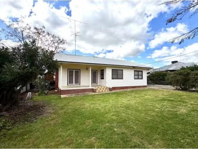 17 Larmer Street, Narrandera House for rent Listed by Tegan P.