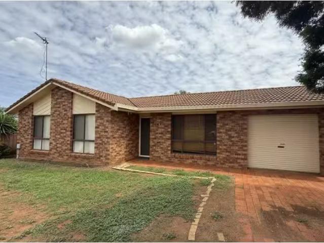 17 Lindsay Place, Dubbo House for rent Listed by Property Man.