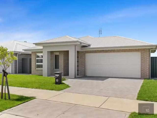 17 Lillium Street, Lochinvar House for rent Listed by Thomas.