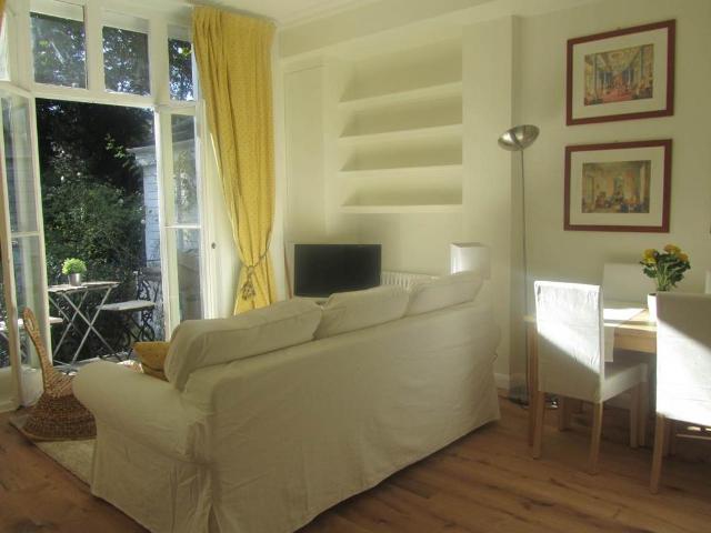 17 Lower Addison Gardens, 1 bed flat to rent £2,250 pcm £519 pw