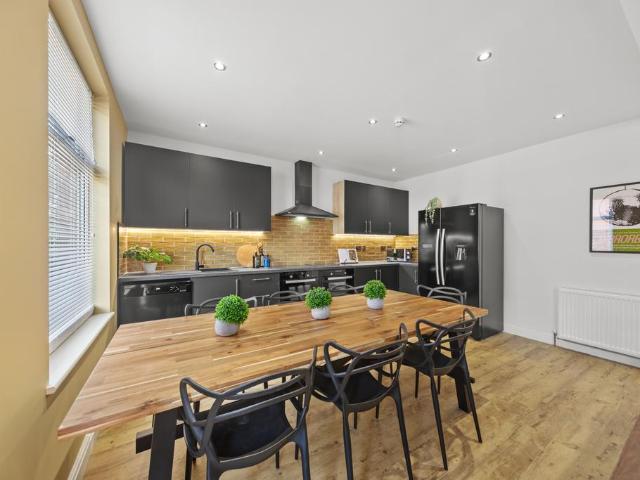 17 Manor Terrace, Headingley, Leeds. 7 bed terraced house to rent £3,519 pcm £812 pw