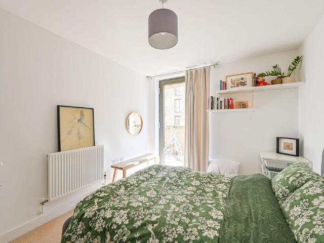 17 Nelson Walk, London E3 2 bed flat to rent £2,600 pcm £600 pw