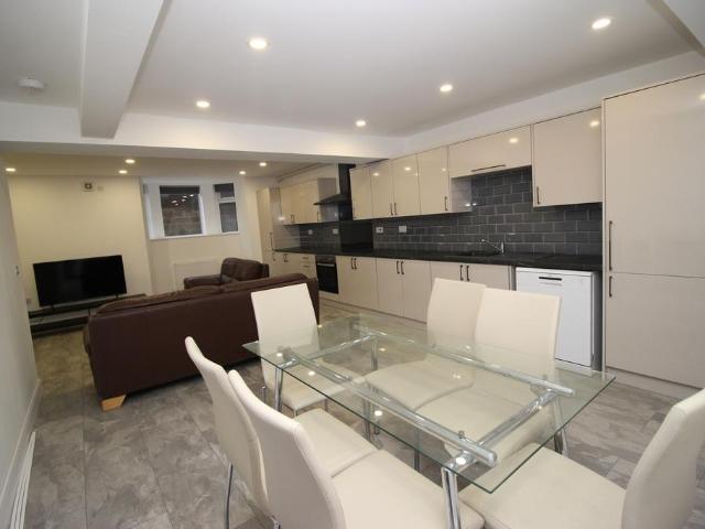 17 Norwood Terrace, Hyde Park, Leeds LS6 6 bed terraced house to rent £4,056 pcm £936 pw