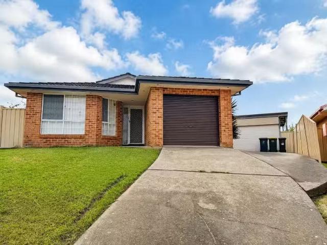 17 Osburn Place, St Helens Park House for rent Listed by Clai.