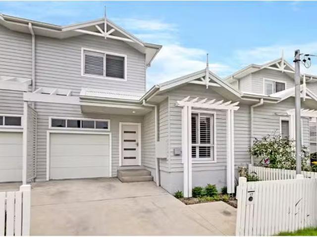 17 Prince Street, Waratah House for rent Listed by Jules Byrn.