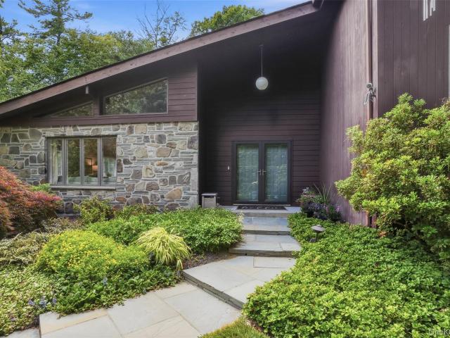17 Stoutenburgh Drive