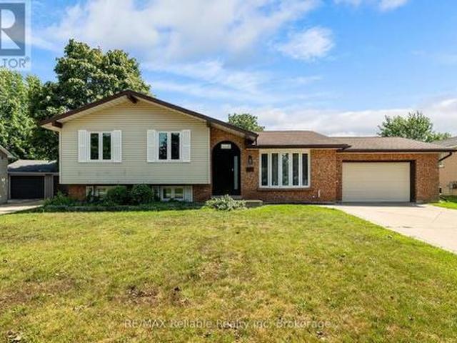 17 Suncoast Drive W, Goderich. Town, ON, N7A 4H1 house for sale | Listing ID X13607 | Royal LePage