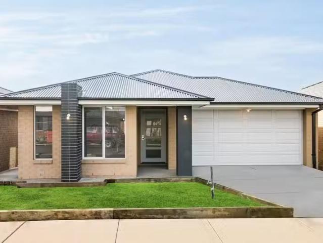 17 Sunlight Circuit, Lara, VIC 3212 House for Rent
