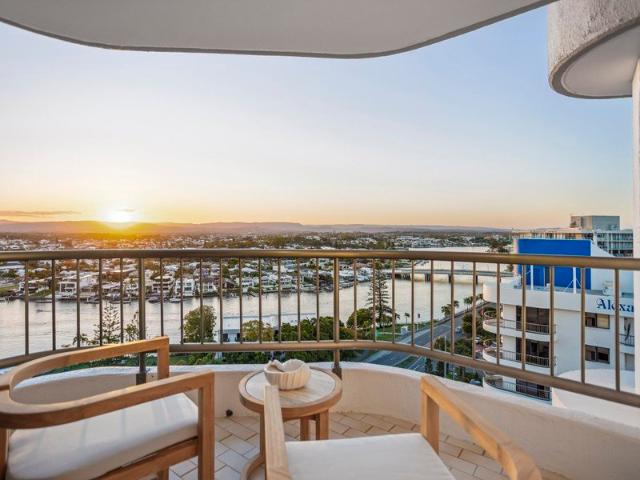 17th Floor Panoramic Living Ocean, City & Mountain Views