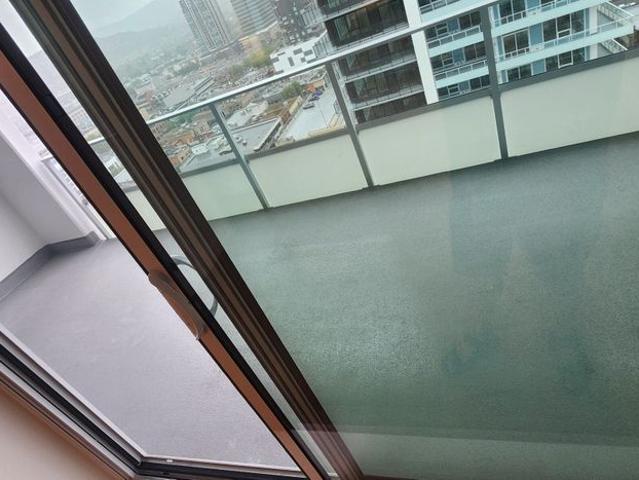 17th Floor 1 bed and Den