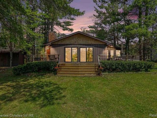 1405 North Shore Dr, Gaylord, MI 49735