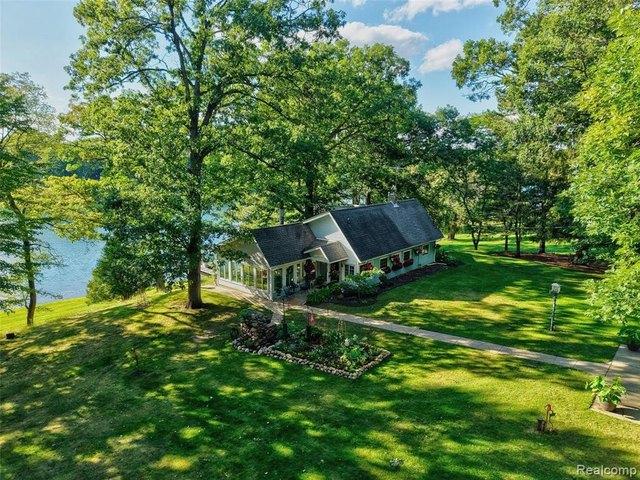 14004 E Laneden Dr, Holly, MI 48442