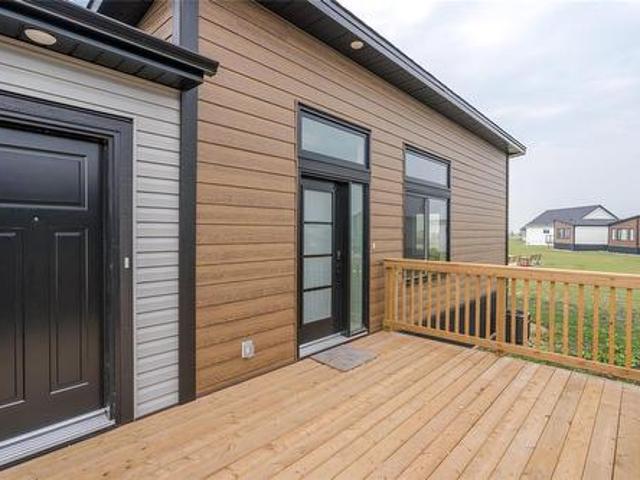 140 Prairie Oak Drive, Mitchell, MB, R5G 2W2 house for sale | Listing ID 202617 | Royal LePage