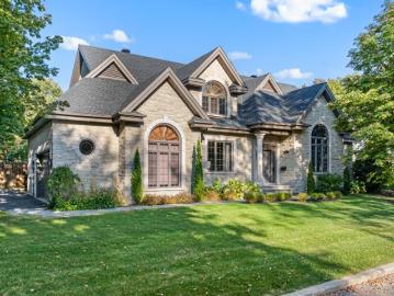 House for sale in Longueuil - Garden, Swimming pool