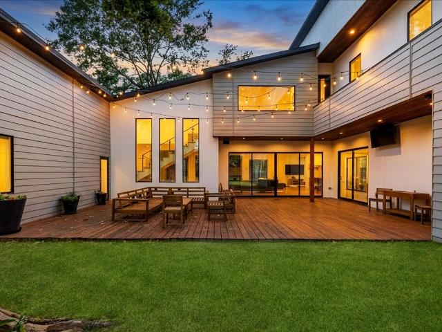 1418 Huge Oaks