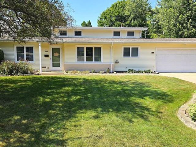 1410 Broadview Dr, Bettendorf, IA 52722