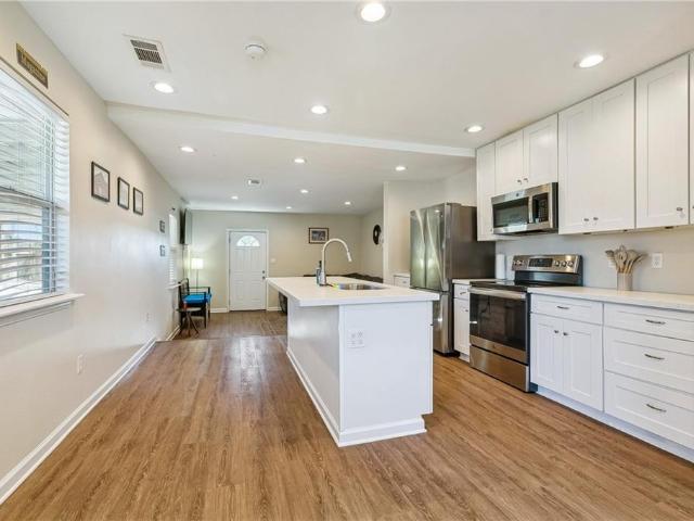 1411 CENTER Street