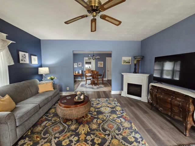 1411 W Walnut Drive
