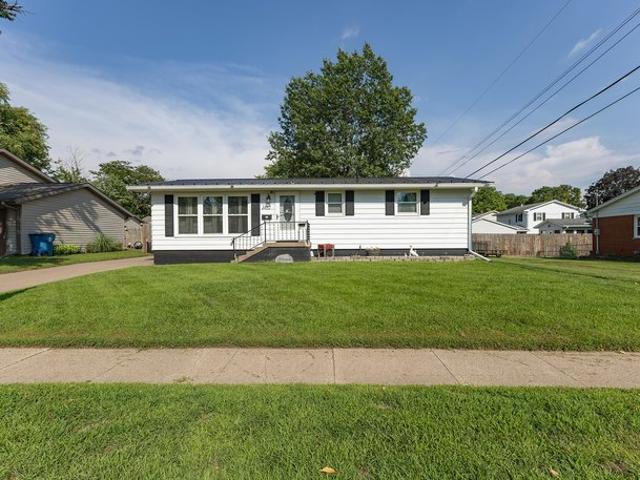 1412 Hiawatha Ln, Camanche, IA 52730
