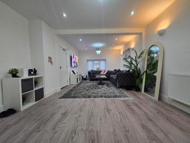 141 143 Albert Road, London, E16 2JD, United Kingdom | 2 bed apartment for rent #138594522 | Rentberry