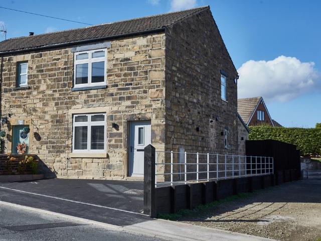 141 NORRISTHORPE LANE NORRISTHORPE. 3 bed semi detached house to rent £1,395 pcm £322 pw